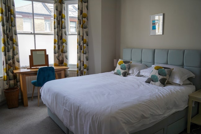 Super King Master Bedroom Central Balham Main Photo