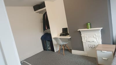 Spacious Bills-Included Room in Hyde Park Main Photo