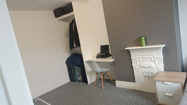 Spacious Bills-Included Room in Hyde Park Main Photo