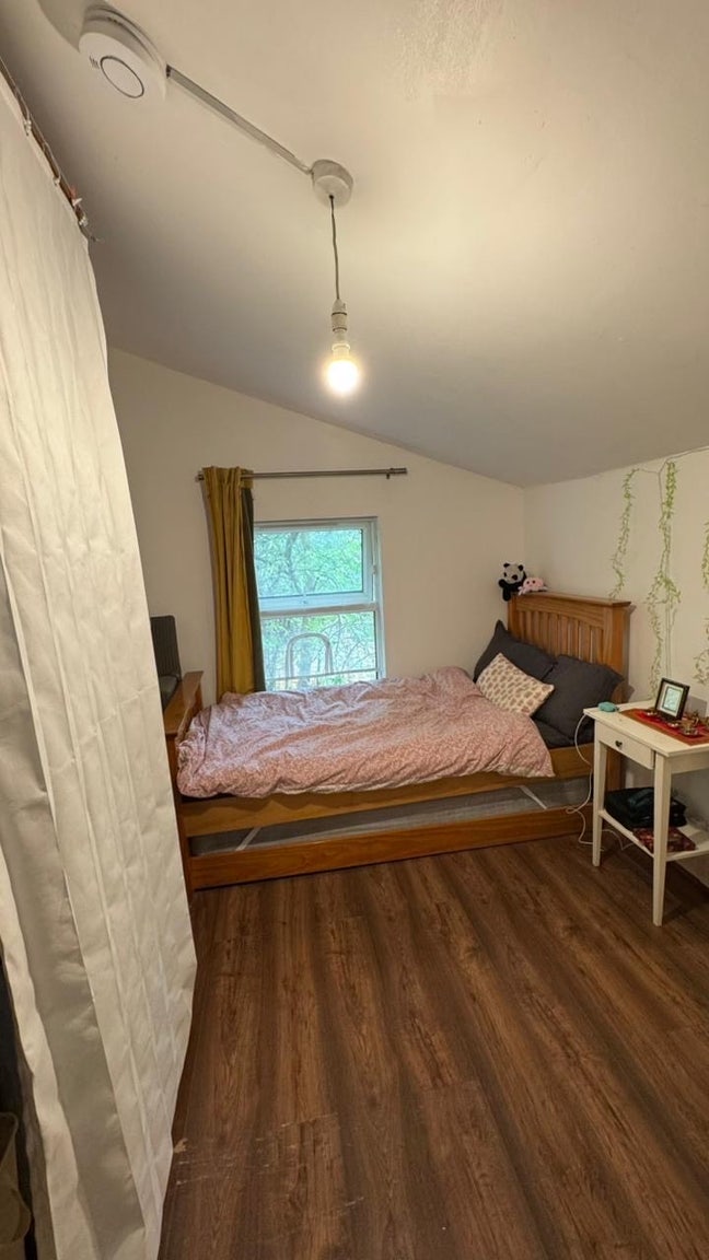 One Cozy Room near Mile End Main Photo