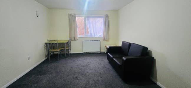 Spacious 1-Bedroom Flat with Parking in IG11 Main Photo