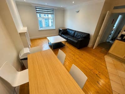 Newly refurbished modern 2 bed 2 bath flat to rent Main Photo