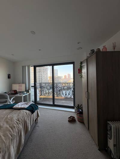 En-suite room available in Spacious flat E14 Main Photo
