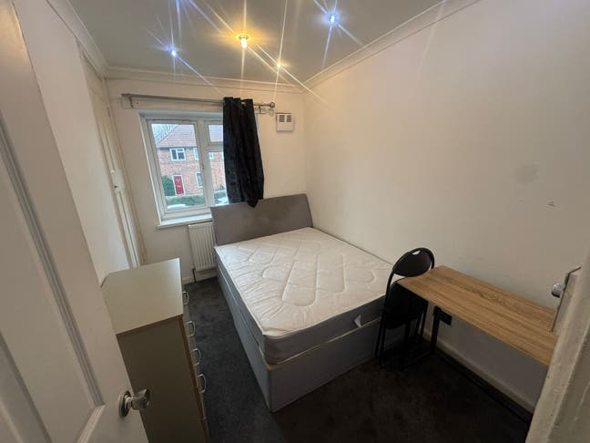 Lovely Single Bedroom Located in Kidbrooke SE3 Main Photo