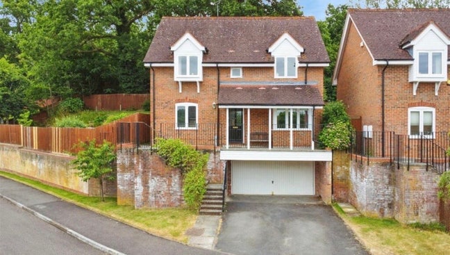 Spacious Double Room in Modern Detached Home Main Photo