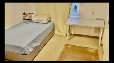 Nice and tidy room and near to the Station Main Photo