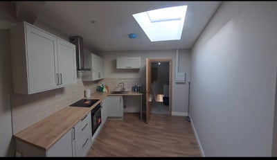 Stunning 2 bedroom apartment in the centre of ST a Main Photo