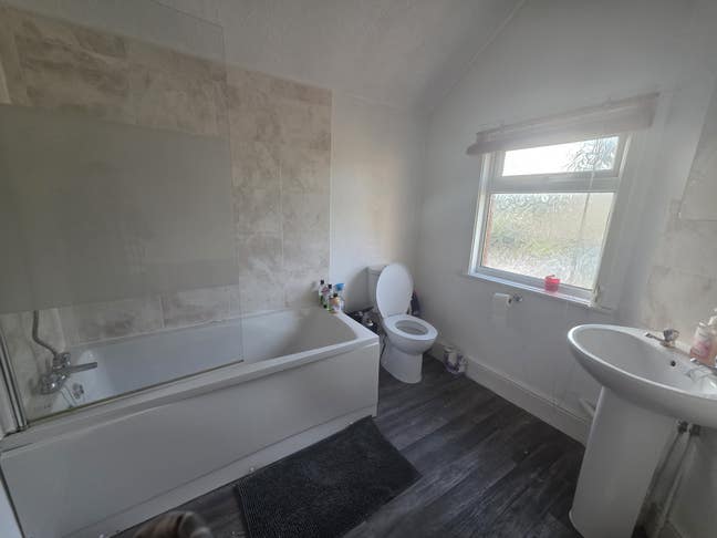 Single woman ,looking for house mate. Main Photo