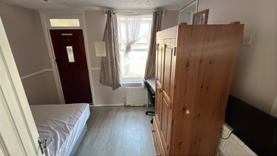 All Inclusive Queen Bed Rm Near Town & Uni.  Main Photo
