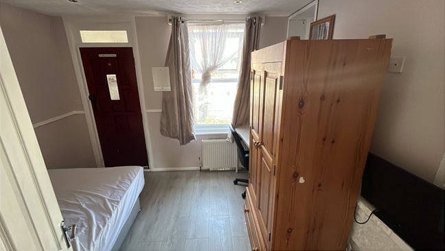 All Inclusive Queen Bed Rm Near Town & Uni.  Main Photo