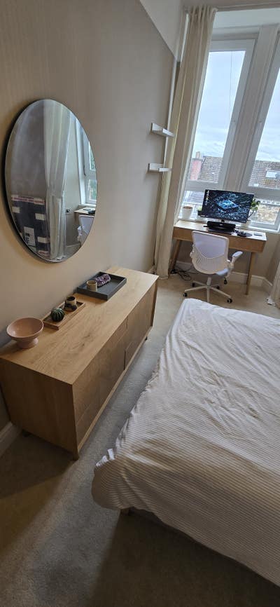 Bright, Spacious and Furnished Double Bedroom Main Photo