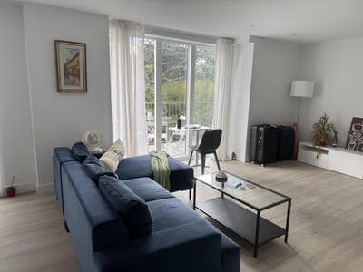 Spacious ensuite room in sunny modern flat Main Photo