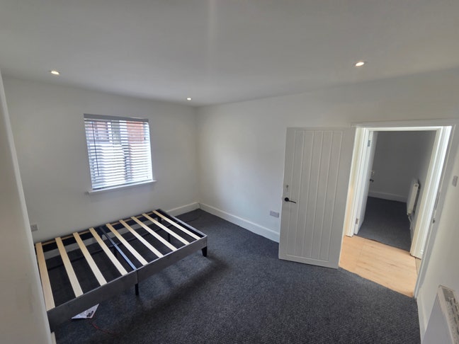 Stunning fully re furbished 4 bed house share Main Photo