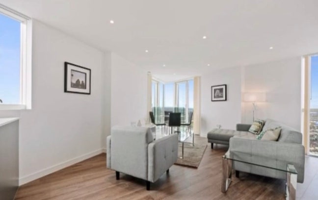 Stunning ensuite flat, high rise - East Croydon Main Photo