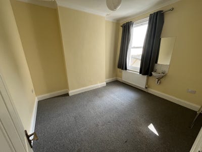 Room to rent in chill house around Portland Road Main Photo