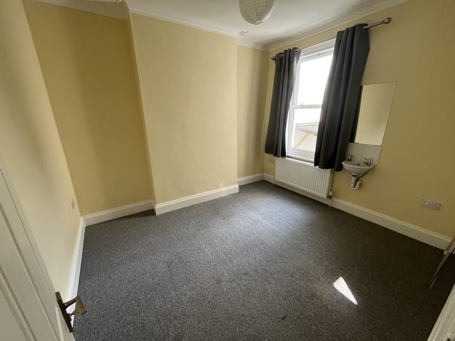 Room to rent in chill house around Portland Road Main Photo