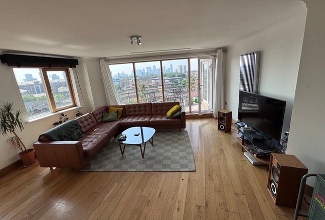 Room available in two bedroom Victoria Park flat Main Photo