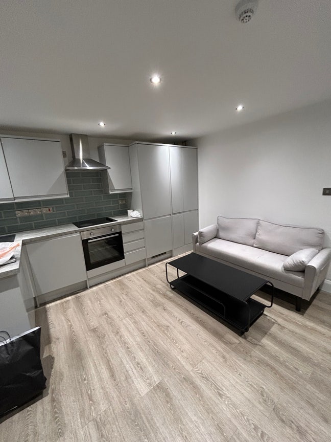 Spacious Room in a Peaceful 2 Bed Flat! Main Photo