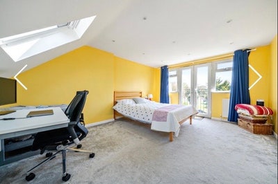 Master bedroom with private en-suite-Albany Park Main Photo