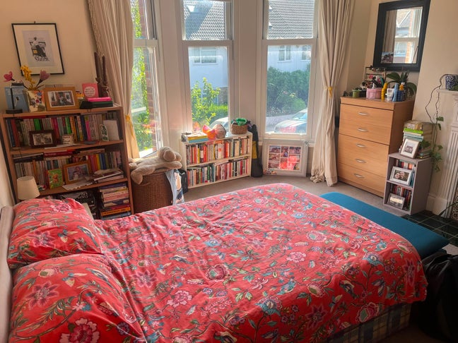 Double Room with Bay Window Next to Tooting Common Main Photo