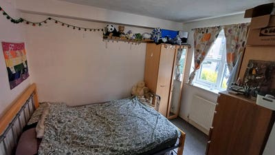 Double room in a quiet and clean houseshare Main Photo
