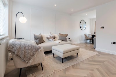 Luxury Bedroom available Main Photo