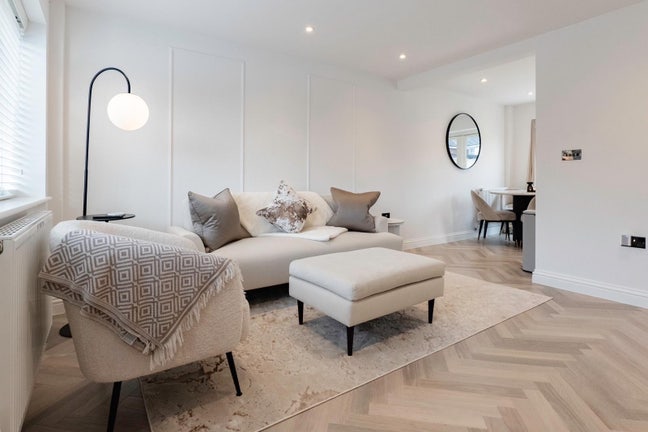 Luxury Bedroom available Main Photo