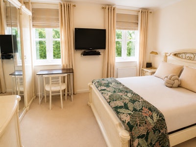  Peaceful house, 2 mins tube, 14 mins Kings Cross  Main Photo