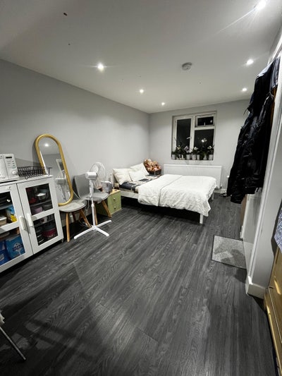 Large Double Ensuite Loft Room In City Center CB1  Main Photo