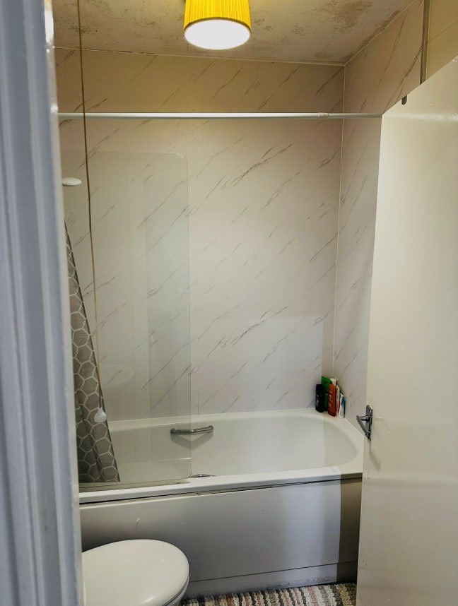 A large double room . Fully furnished  .  Main Photo