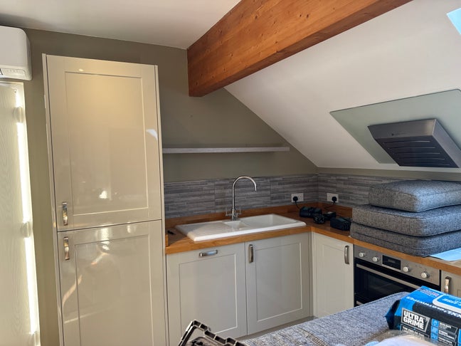 Private flat off road parking  Main Photo