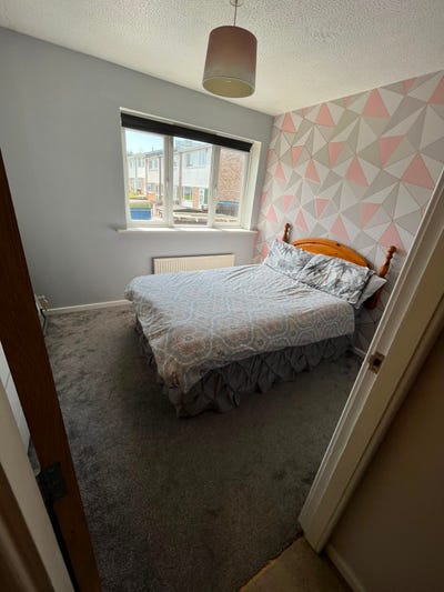 Double bedroom in a friendly shared house  Main Photo