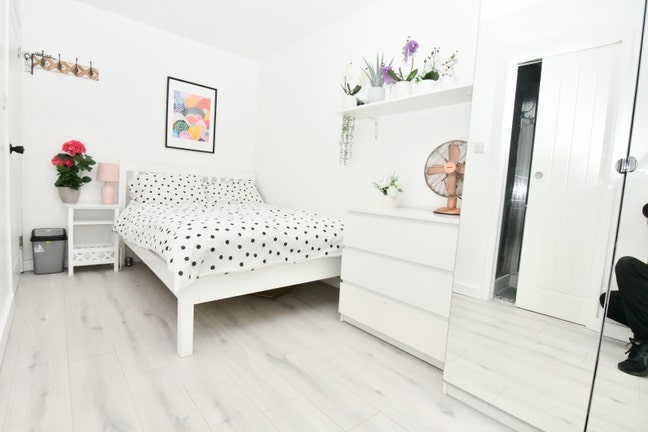 Lovely EN-SUITE Double Bedroom Close to Q.M.U. Main Photo