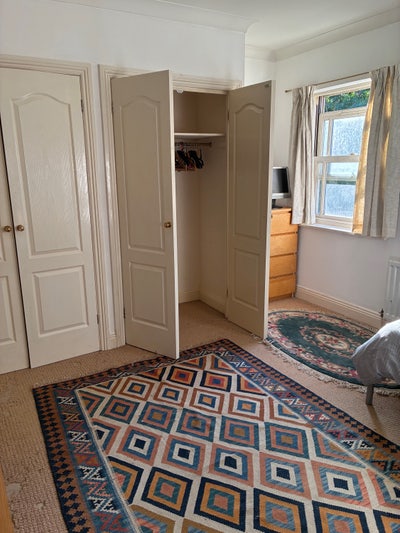 Large room with en-suite loo and wash basin Main Photo