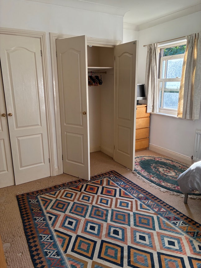 Large room with en-suite loo and wash basin Main Photo