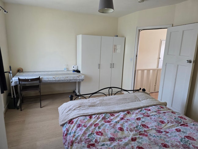 King size room Colindale area Main Photo
