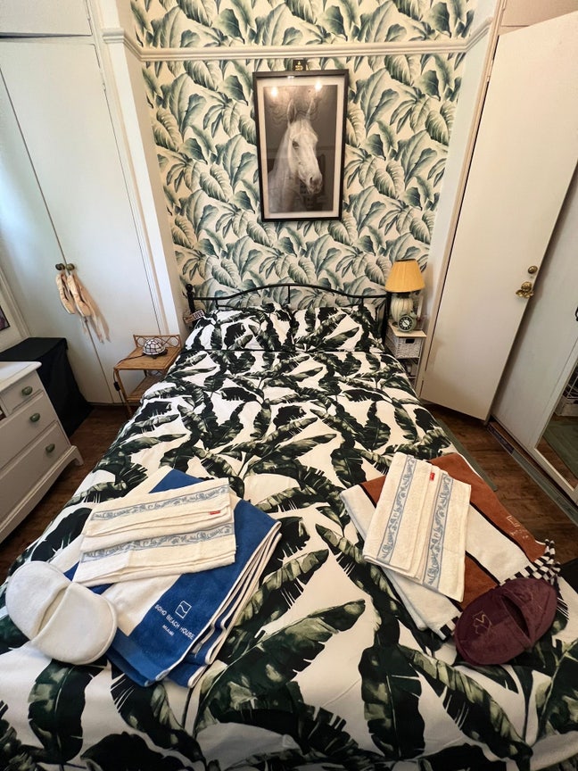 Bedroom with bathroom in a perfect location  Main Photo
