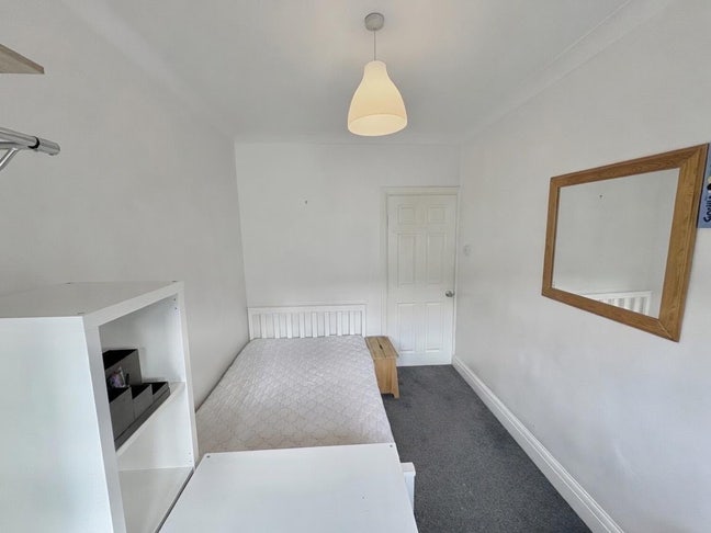 Room Available in Friendly Household in Nw London Main Photo