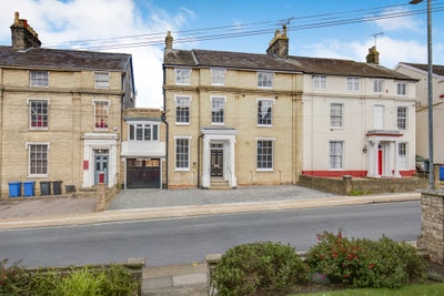 🌟2-Bed Flat with Your OWN Private Entrance🌟 Main Photo