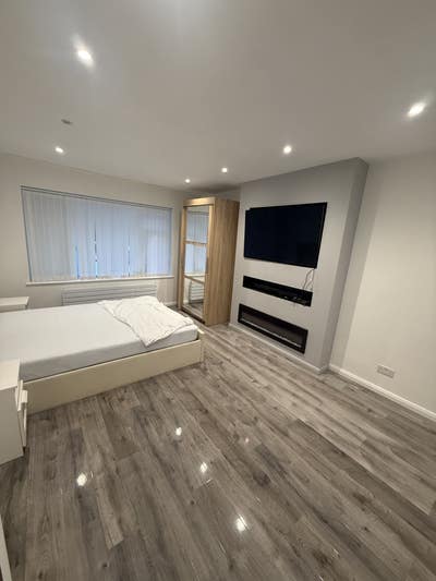Large double room with king size bed and tv Main Photo
