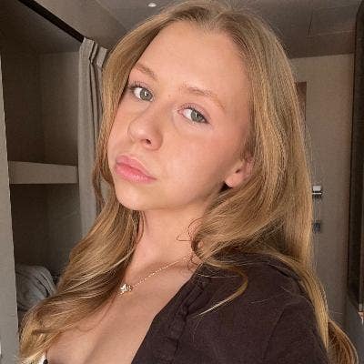 I am a professional female aged 21. I am look... Main Photo
