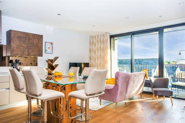 Spacious & Bright Ensuite Room - City Views ✨ Main Photo