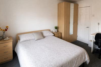 Spacious Double Bedroom- LS6- Hyde Park Main Photo