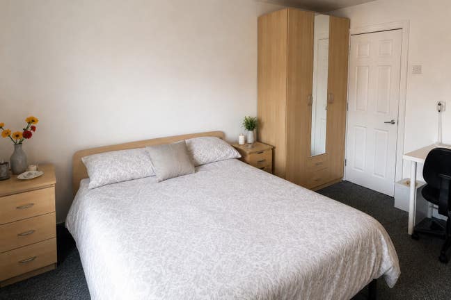 Spacious Double Bedroom- LS6- Hyde Park Main Photo