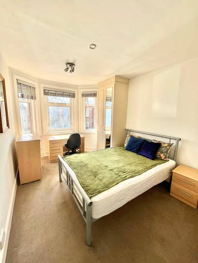 Spacious Dbl room, by bus stops and shops  Main Photo