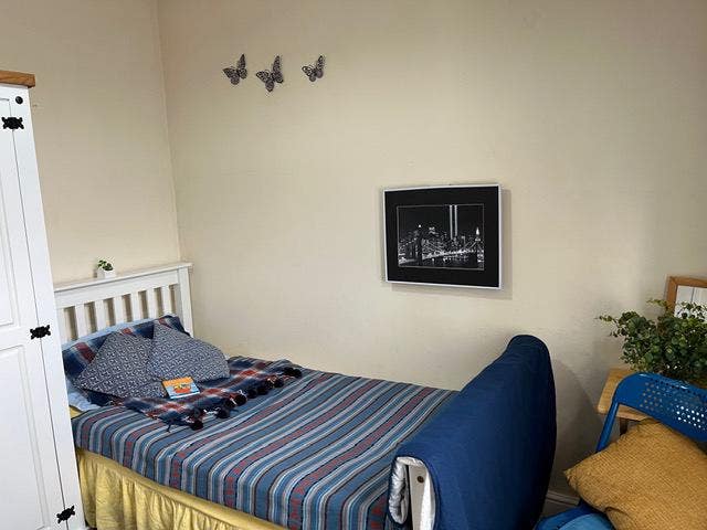 Bright Cosy Room in a Quiet Professional House Main Photo