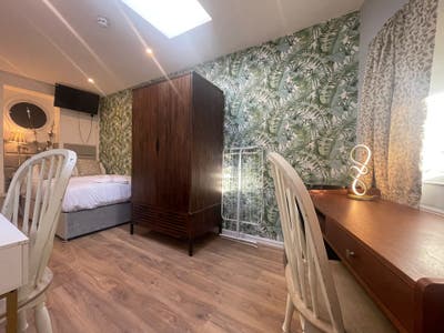 Spacious Furnished Double Room include all bills  Main Photo