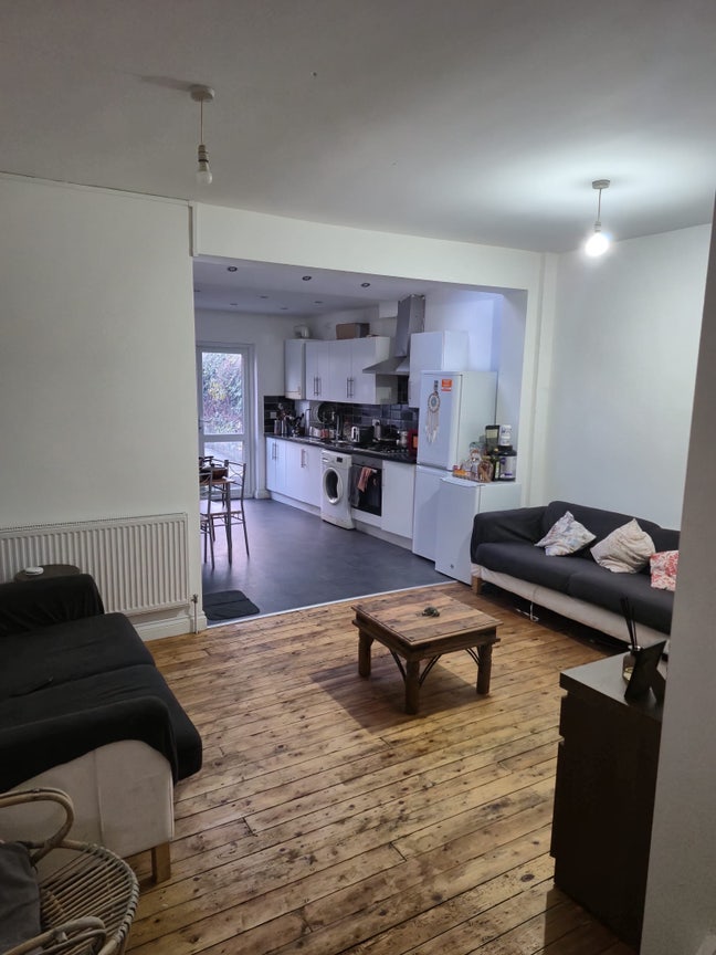 Spacious Double Bedroom Available – Short-Term Let Main Photo