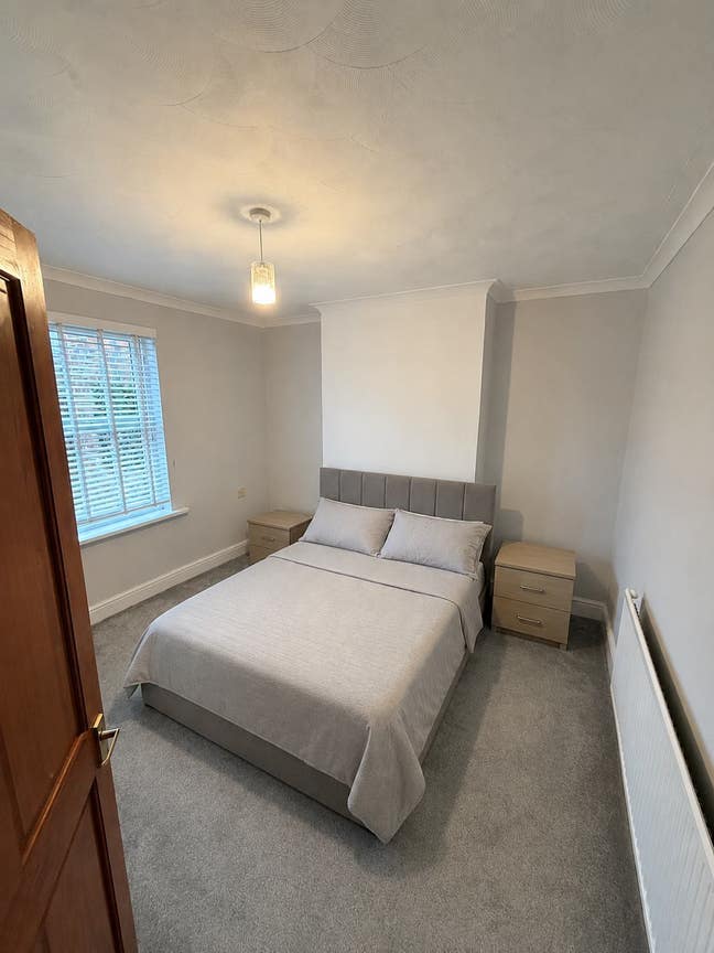 Spacious Master bedroom suitable single or couple. Main Photo