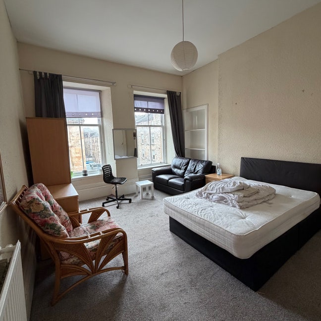 Spacious West End 2-4 Bed Flat - Derby St Main Photo